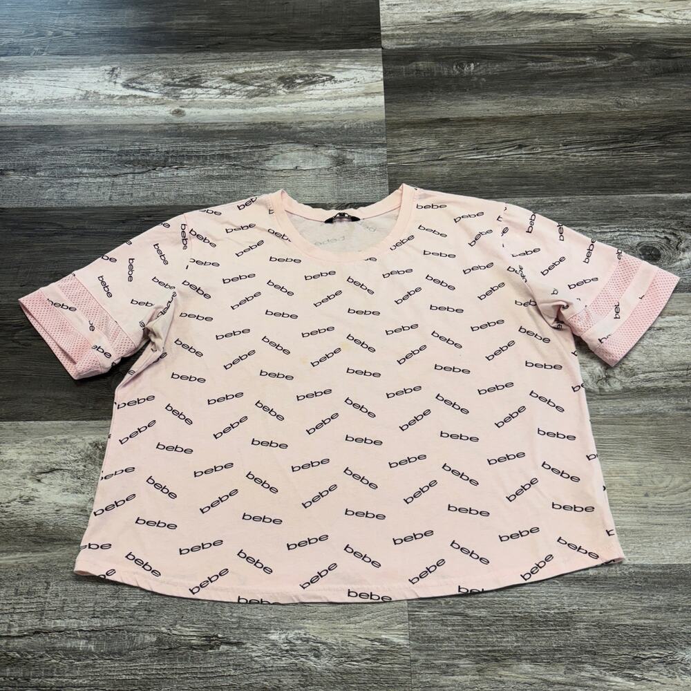 Bebe Sport Tossed Logo Pink Womens 1X Plus Activewear‎ All Over Print Crop Top